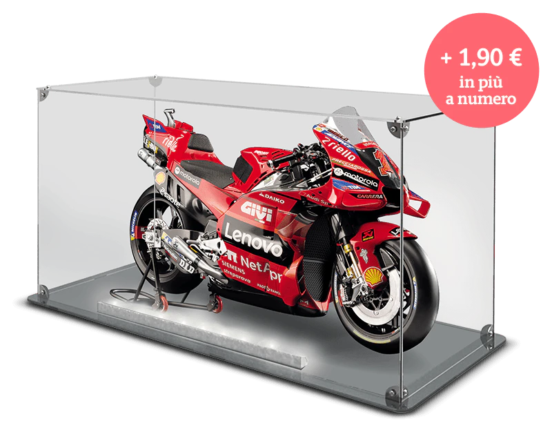Immagine di una moto Ducati rossa all’interno di una teca acrilica trasparente. Un’icona sull’immagine riporta: “+ 1,90 € a uscita”.