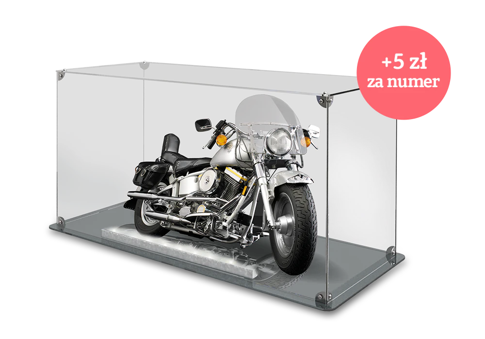 Obraz szarego motocykla Harley-Davidson Fat Boy w przezroczystej gablocie ekspozycyjnej. Ikona na obrazie zawiera tekst: „+ 5 zł za numer”.