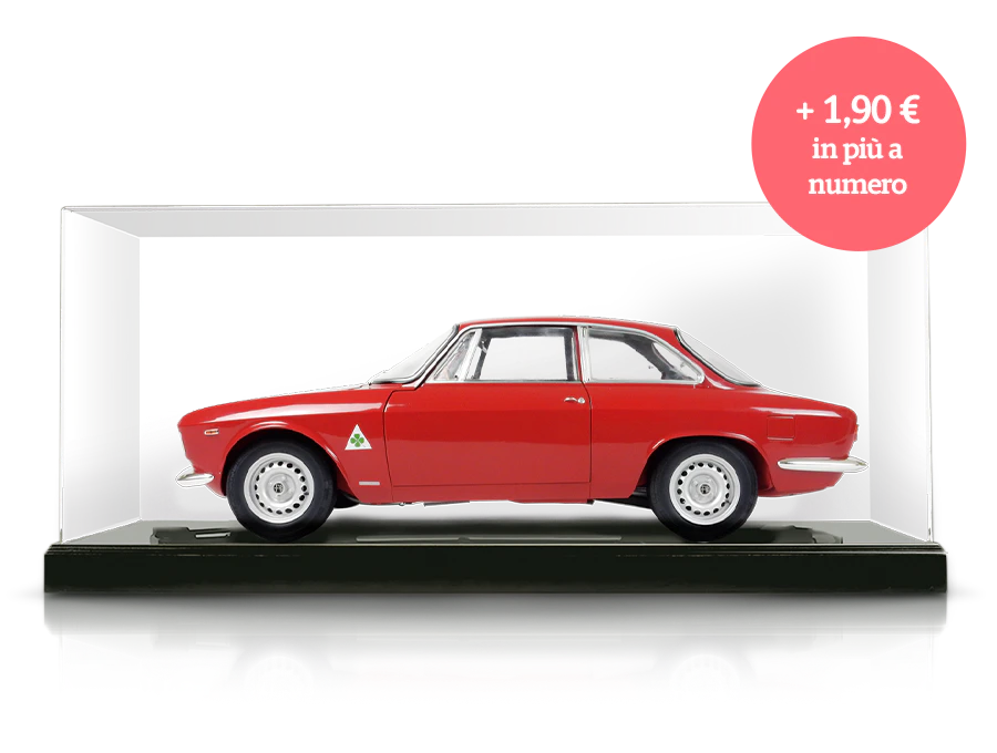 Immagine di un’auto d’epoca Alfa Giulia Sprint rossa in una teca trasparente. Un’icona sull’immagine riporta: “+ 1,90 € in più a numero”.