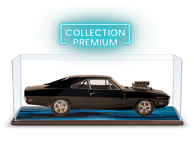 Image d’une vitrine transparente avec la voiture noire à l’intérieur. Une icône sur l’image indique : « collection premium ».