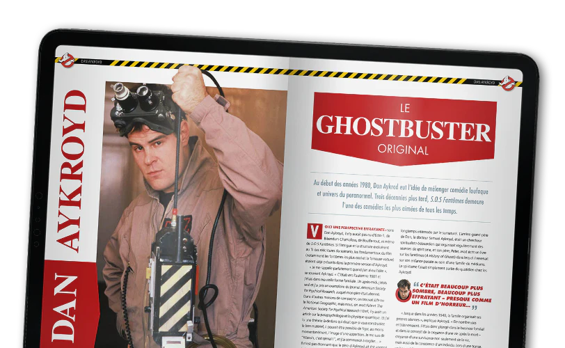 Image d’un magazine ouvert vue de loin.