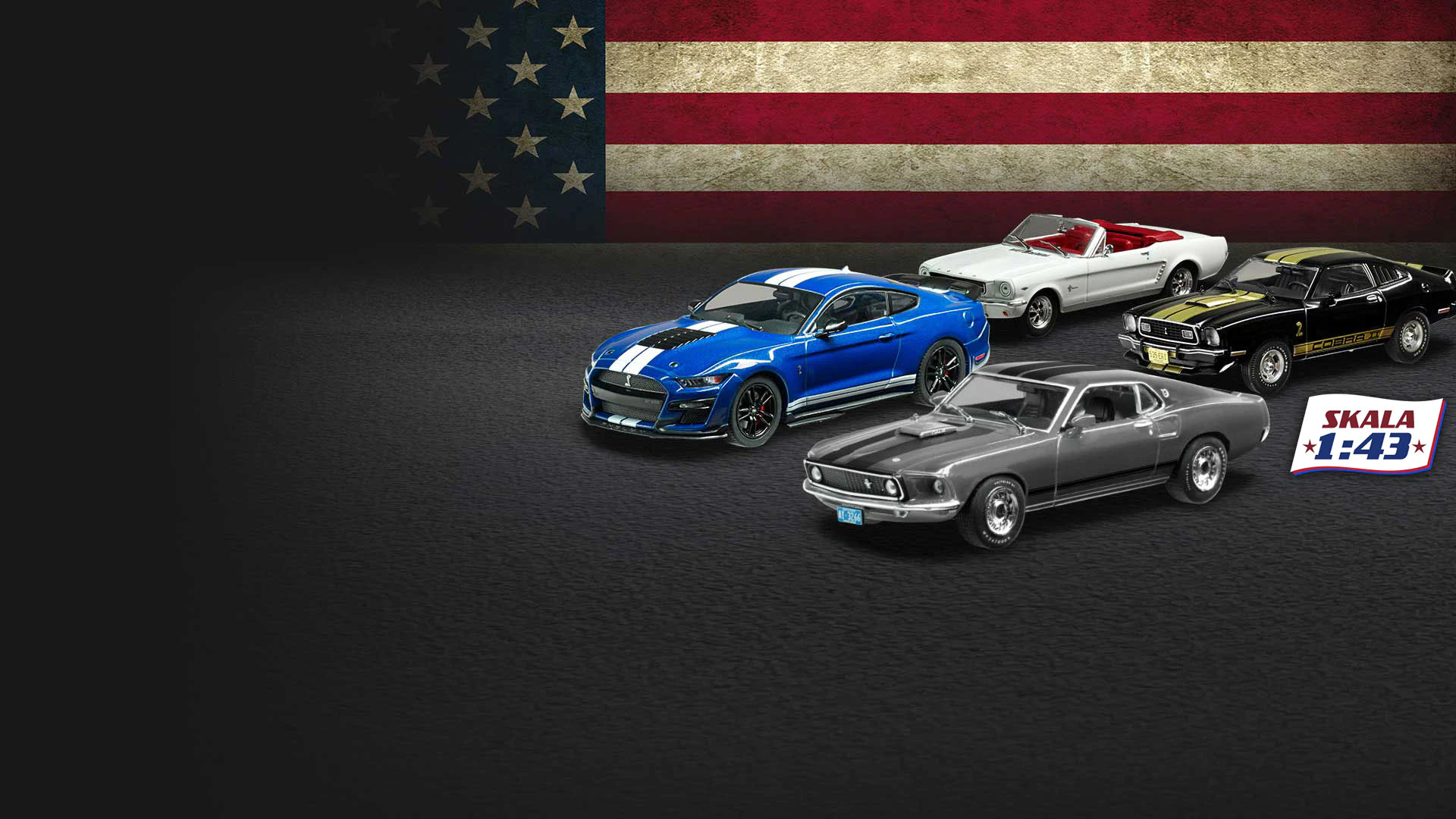 Pięć modeli Ford Mustang w różnych kolorach i wersjach na ciemnym tle z wyblakłą flagą USA i oznaczeniem „Skala 1:43”.