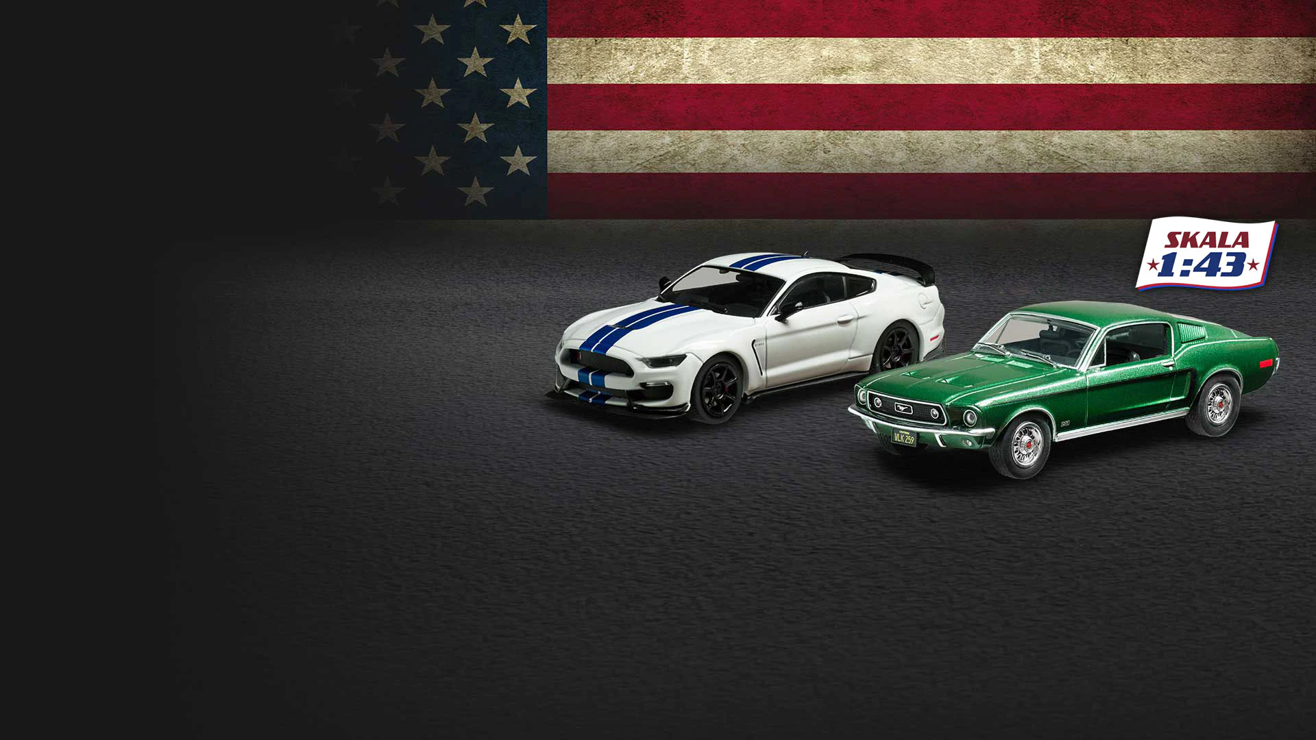 Dwa modele Ford Mustang (biały z niebieskimi pasami i zielony klasyczny) na ciemnym tle z wyblakłą flagą USA i oznaczeniem „Skala 1:43”.