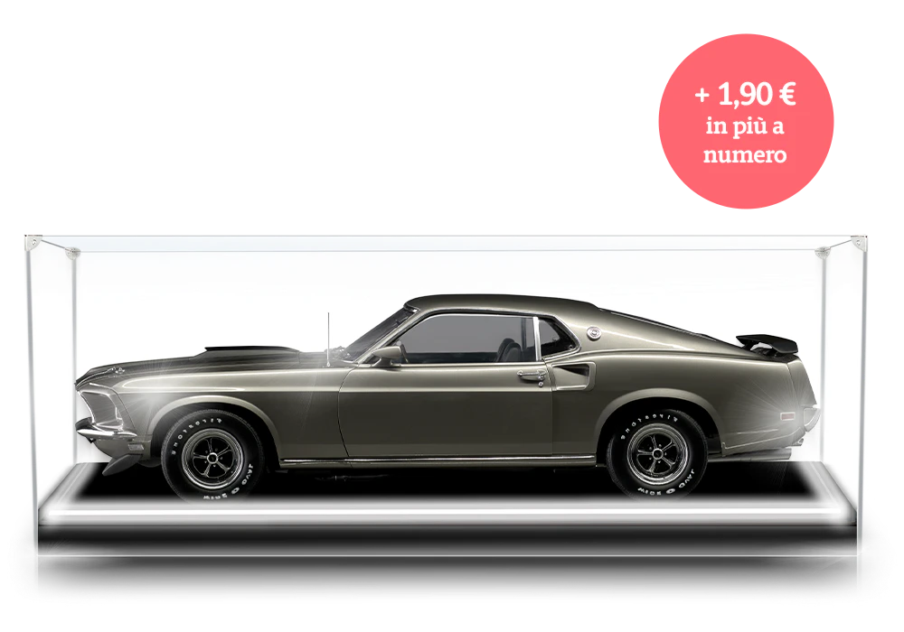 Immagine di una muscle car Ford Mustang d’epoca grigia in una teca trasparente. Un’icona sull’immagine riporta: “+ 1,90 € in più a numero”.