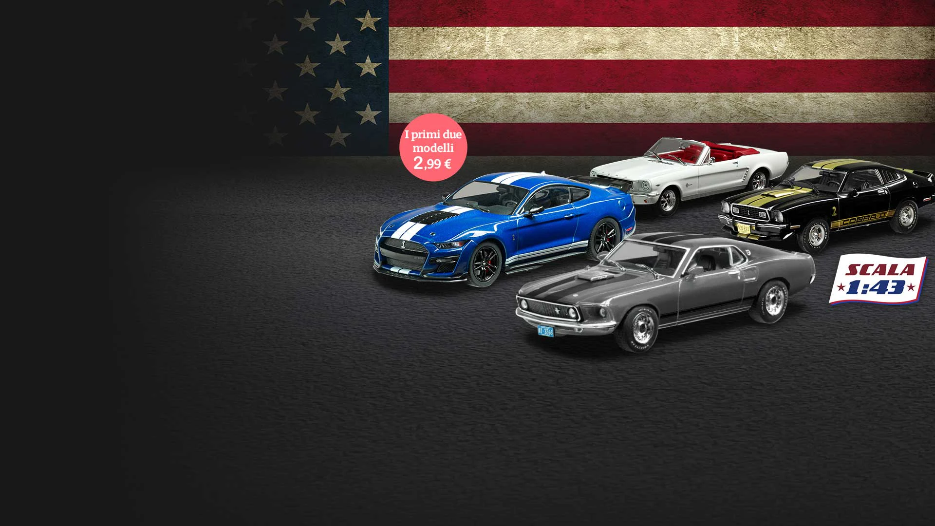 Immagine di quattro Mustang su sfondo grigio con bandiera degli Stati Uniti. L’immagine include il testo promozionale: “I primi due modelli 2,99 €