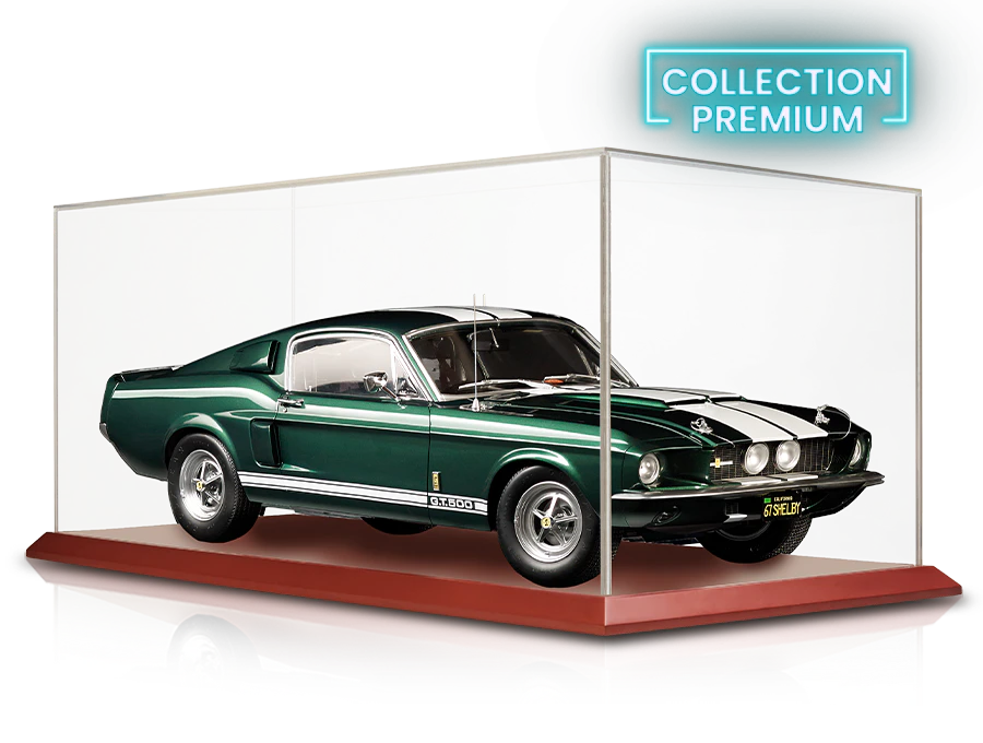 Image d’une vitrine transparente avec la voiture verte et blanche à l’intérieur. Une icône sur l’image indique : « collection premium ».