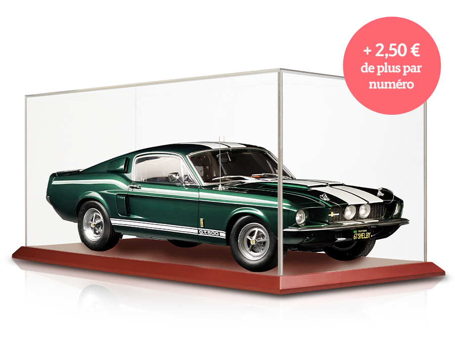 Image d’une vitrine transparente avec la voiture verte et blanche à l’intérieur. Une icône sur l’image indique : « +2,50 € de plus par numéro ».