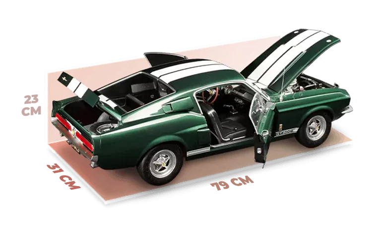 Image de la maquette de la voiture verte et blanche avec portes, capot et coffre ouverts. Dimensions : longueur [79] cm, largeur [31] cm, hauteur [23] cm.