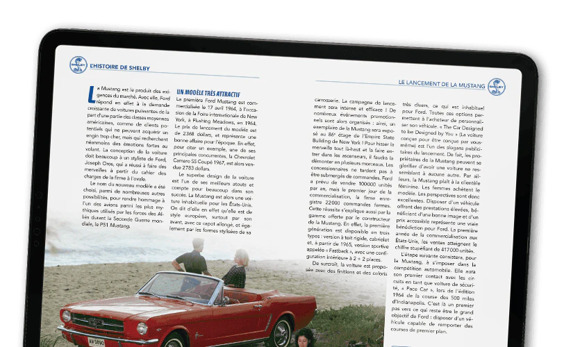 Image d’un magazine ouvert vue de loin.